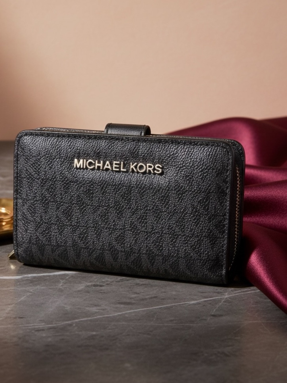 🖤Michael Kors Black Textured Leather Zip
Wallet Snap Closure ID Holder🖤